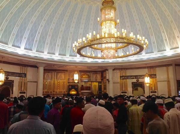Người dân Brunei theo đạo Hồi. Quốc gia này không bán rượu bia và rất ít thịt lợn, chủ yếu họ ăn cá,và thịt gà. Người dân Brunei theo đạo Hồi. Quốc gia này không bán rượu bia và rất ít thịt lợn, chủ yếu họ ăn cá,và thịt gà.