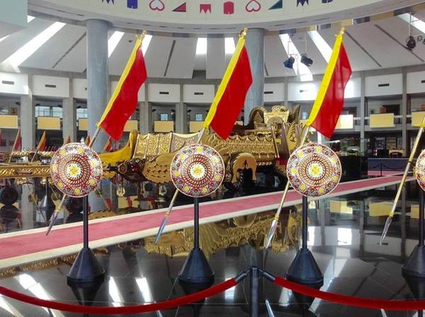 Bảo tàng còn lưu giữ được nhiều hiện vật liên quan đến các vị vua từng trị vì vương quốc Brunei. Bảo tàng cũng có dáng dấp lối kiến trúc khá ấn tượng. Du khách có thể ghé tham quan miễn phí Bảo tàng Hoàng gia Regalia vào các ngày trong tuần. Bảo tàng còn lưu giữ được nhiều hiện vật liên quan đến các vị vua từng trị vì vương quốc Brunei. Bảo tàng cũng có dáng dấp lối kiến trúc khá ấn tượng. Du khách có thể ghé tham quan miễn phí Bảo tàng Hoàng gia Regalia vào các ngày trong tuần.
