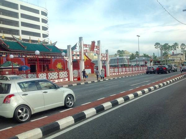 Lần đầu tới Brunei, tôi còn bỡ ngỡ. Thực ra việc đi lại tại Brunei bằng xe buýt dễ dàng chỉ với giá 1 B$. Ra khỏi sân bay, bạn nhìn bên trái có bảng xe bus màu xanh, khoảng 45 phút đến một tiếng sẽ có một chuyến. Lần đầu tới Brunei, tôi còn bỡ ngỡ. Thực ra việc đi lại tại Brunei bằng xe buýt dễ dàng chỉ với giá 1 B$. Ra khỏi sân bay, bạn nhìn bên trái có bảng xe bus màu xanh, khoảng 45 phút đến một tiếng sẽ có một chuyến.