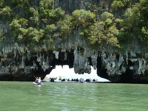 Đã đến vịnh Phang Nga thì không thể không khám phá các hang động ở nơi đây, trong đó nổi tiếng nhất là động Tham Lad. Lối vào hang động dài hơn 50 mét và cao 10m, đủ cho một du thuyền hạng nhỏ lướt qua.