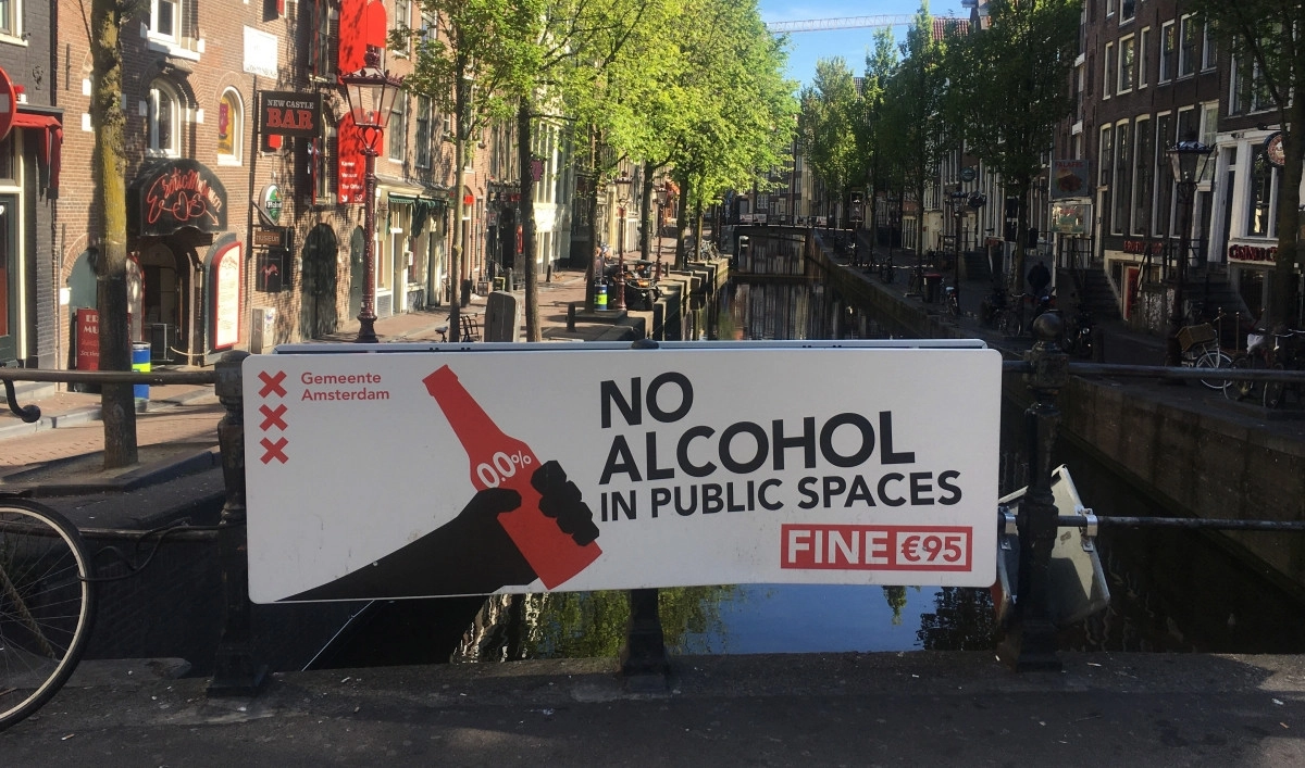 Biển báo cấm uống rượu nơi công cộng được treo ở Amsterdam. Ảnh: Reuters.