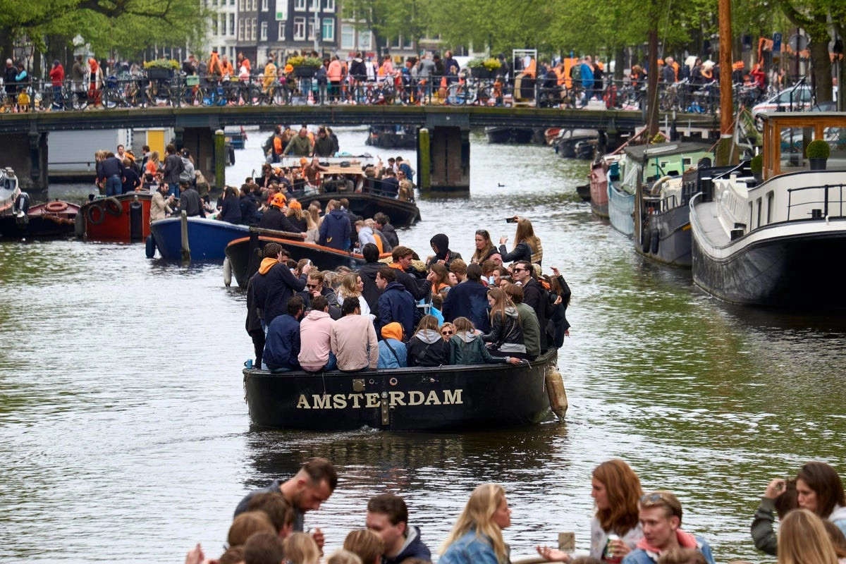 Tình trạng du lịch quá mức ở thủ đô của Hà Lan. Ảnh: The Times.