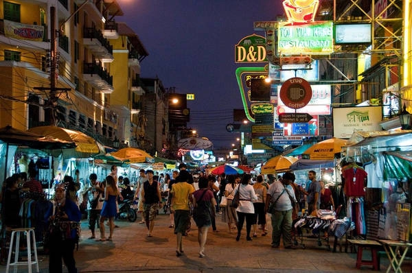Tìm thợ may quần áo: Du khách đến Thái Lan thường bị quấy rầy bởi câu hỏi có cần tìm thợ may vest hay áo sơ mi không. Đất nước này có nhiều thợ may uy tín, nhưng cũng không hiếm thợ máy yếu tay nghề. Nếu đang có kế hoạch may vest ở Thái Lan, bạn nên tìm hiểu kỹ trước khi quyết định. Ảnh: Theculturetrip.