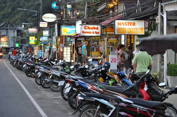 Lừa đảo khi thuê xe máy: Bạn có thể mất tiền vì bị vu oan làm hỏng, trầy xước xe máy. Thậm chí, người cho thuê còn có thể bày trò ăn cắp xe và bắt khách du lịch đền tiền. Bạn nên hỏi những địa điểm cho thuê xe uy tín và không đưa hộ chiếu cho bất cứ ai. Ảnh: Theculturetrip.