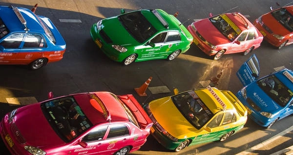 Đồng hồ tính tiền trên taxi hỏng: Nhiều tài xế không bật đồng hồ tính tiền hoặc thông báo đồng hồ bị hỏng. Chiêu lừa này khiến cho khách phải trả hàng trăm bath dù đi quãng đường chỉ vài km. Bạn nên tìm tài xế taxi có đồng hồ tính tiền hoạt động, hoặc nếu đã biết mức giá thì có thể thỏa thuận ngay từ đầu. Ảnh: Theculturetrip.