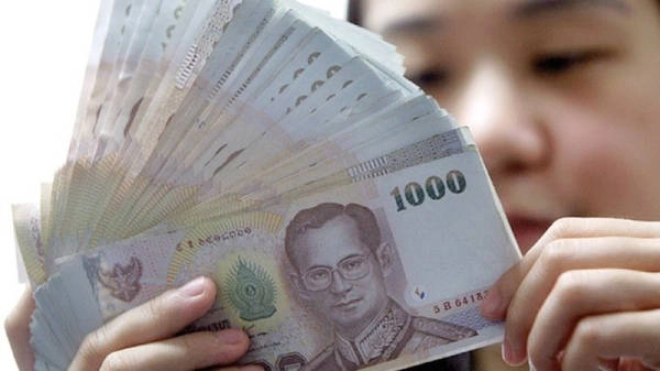 Đưa tiền thiếu: Chiêu lừa này nhắm vào những người chưa quen với các tờ tiền ở Thái Lan. Ví dụ, bạn đưa 1000 bath nhưng tiền trả lại chỉ bằng đưa 500 bath. Khi du lịch Thái Lan, bạn phải kiểm tra thật kỹ số tiền đã trả, đếm lại ngay tại quầy. Ảnh: Thaivisa.