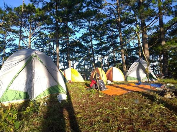 Đến 16h, chúng tôi đã đến nơi để cắm trại. Trại và lều đã được 2 anh porter mang theo và dựng sẵn trước. Chúng tôi chuẩn bị nấu bữa tối.
