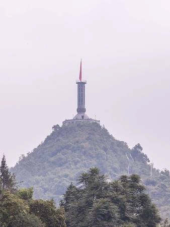 Ảnh 2: Cột Cờ Lũng Cú hiên ngang giữa trời đất bao la. Ảnh: Nguyễn Bình Minh