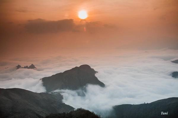 Khi lên đến độ cao 2.800 m là lúc mặt trời bắt đầu hé lộ. Nhìn từ trên xuống, khung cảnh thật kỳ vĩ.