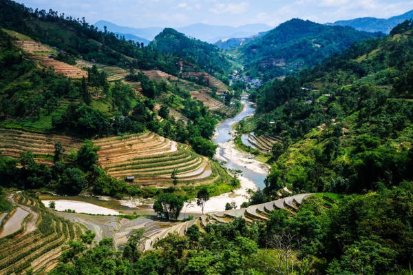 Dòng sông Chảy uốn mình dưới những thửa ruộng bậc thang - Ảnh: HẢI DƯƠNG Dòng sông Chảy uốn mình dưới những thửa ruộng bậc thang - Ảnh: HẢI DƯƠNG