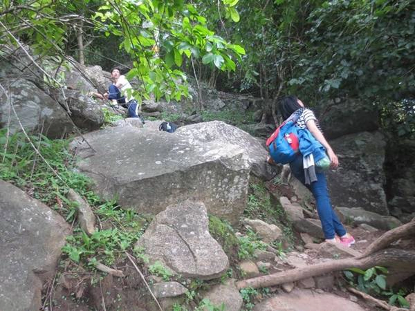 Đoàn chúng tôi xuất phát từ chùa Bà lúc 13h30, vào thời tiết nhẹ hơn cái nóng gắt của Sài Gòn. Và trời bắt đầu chuyển mưa. Chuyến đi khá vất vả, càng lên cao, độ dốc càng lớn, và đôi khi có sạt lở đá. Đoàn chúng tôi xuất phát từ chùa Bà lúc 13h30, vào thời tiết nhẹ hơn cái nóng gắt của Sài Gòn. Và trời bắt đầu chuyển mưa. Chuyến đi khá vất vả, càng lên cao, độ dốc càng lớn, và đôi khi có sạt lở đá.