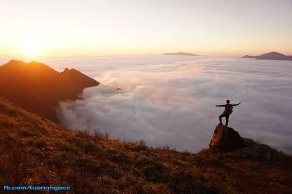 Sáng hôm sau, chúng tôi dậy sớm, nhổ trại, hoàn thành nốt quãng đường để kịp đón bình minh trên đỉnh.