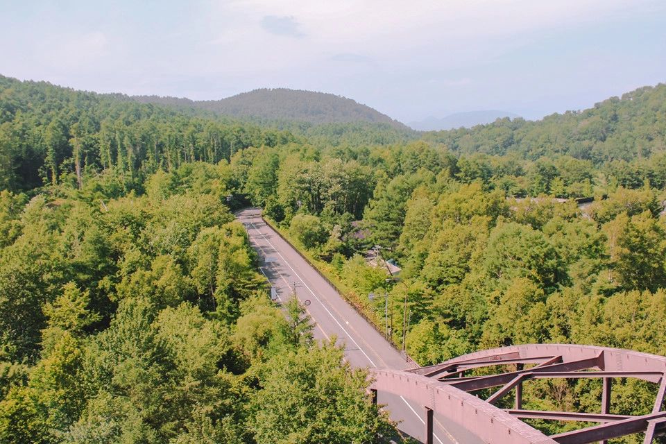 Ngồi trên xe, băng qua những cánh đồng trồng đầy khoai tây và dưa của Hokkaido, tôi thả hồn chậm rãi nhìn ngắm thiên nhiên lướt nhanh qua mắt mình. Người phụ nữ Malaysia đi chung đoàn kể cho tôi nghe về những chuyến đi của cô. Nhưng ngọn núi phía trước cứ khiến tôi không thể rời mắt. Ngồi trên xe, băng qua những cánh đồng trồng đầy khoai tây và dưa của Hokkaido, tôi thả hồn chậm rãi nhìn ngắm thiên nhiên lướt nhanh qua mắt mình. Người phụ nữ Malaysia đi chung đoàn kể cho tôi nghe về những chuyến đi của cô. Nhưng ngọn núi phía trước cứ khiến tôi không thể rời mắt.
