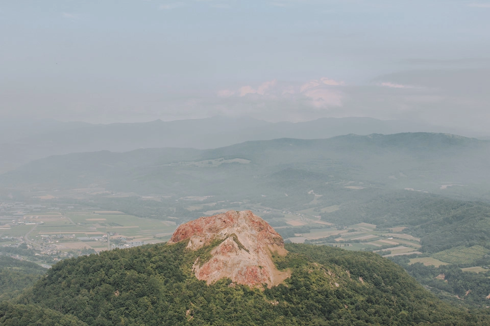 Tôi đi lên Usuzan Ropeway và tới trạm đầu chỉ sau gần 10 phút. Từ bên trong Usuzan Ropeway, tôi ngắm nhìn ngọn núi Showa-shinzan phía xa đang đắm mình bên dưới ánh mặt trời tháng 7. Tôi đi lên Usuzan Ropeway và tới trạm đầu chỉ sau gần 10 phút. Từ bên trong Usuzan Ropeway, tôi ngắm nhìn ngọn núi Showa-shinzan phía xa đang đắm mình bên dưới ánh mặt trời tháng 7.