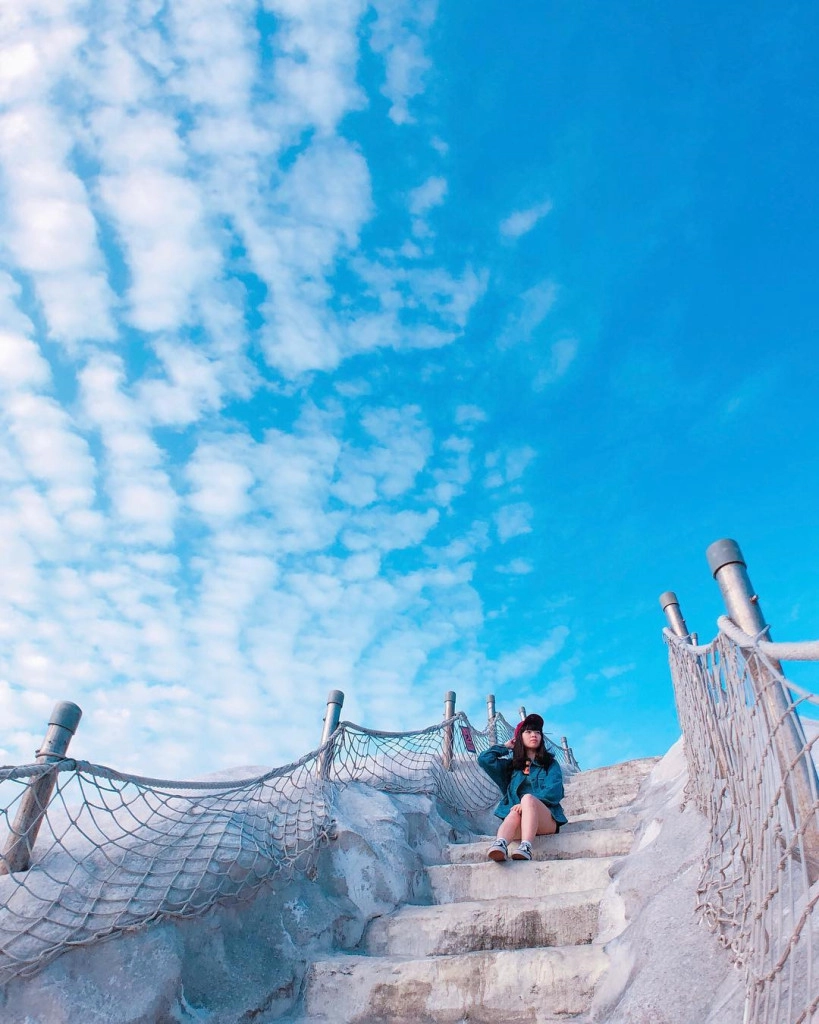 Khu vực này cũng xây dựng những bậc cầu thang cho khách du lịch tiện đi lại, leo núi. Ảnh: @huaaa621/@juliayang0629. Khu vực này cũng xây dựng những bậc cầu thang cho khách du lịch tiện đi lại, leo núi. Ảnh: @huaaa621/@juliayang0629.