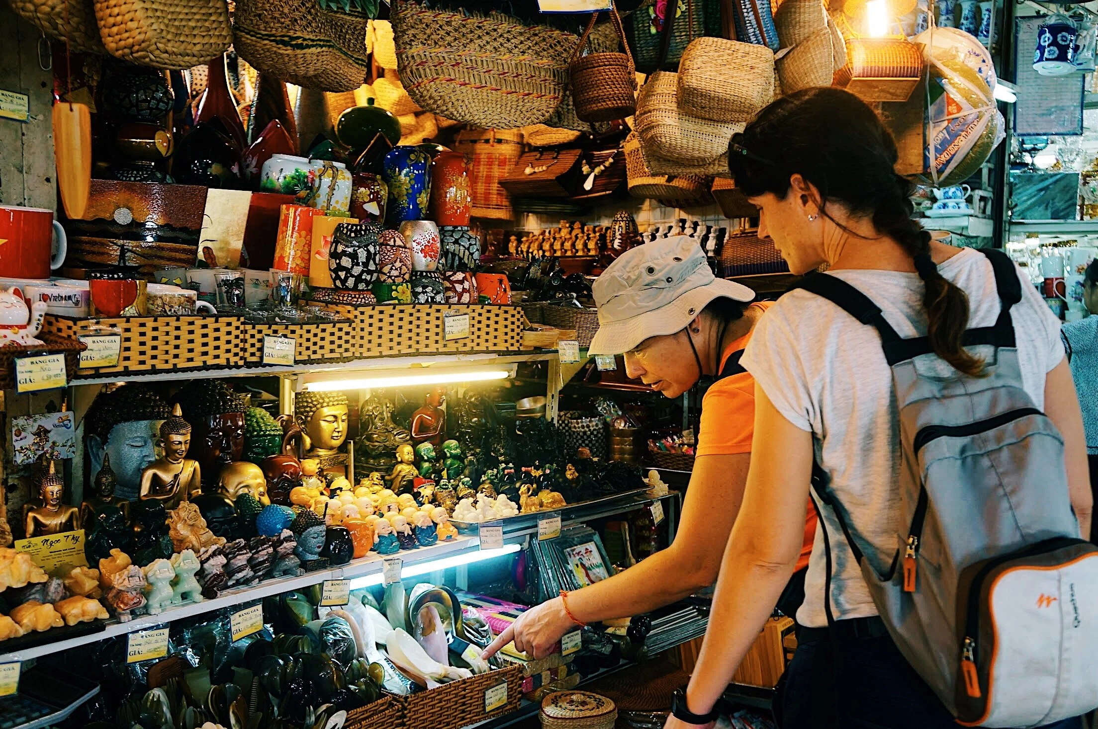 Các món đồ lưu niệm, đồ trang trí đa dạng được bày bán tại chợ. Ảnh: vietnammoi.