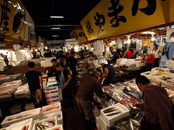 Chợ cá Tsukiji là một trong những địa điểm lý tưởng để mua và thưởng thức hải sản tươi ngon. Theo Lonely Planet, mỗi ngày gần 2.500 tấn cá, trị giá 15,5 triệu USD, được bán ra ở chợ.
