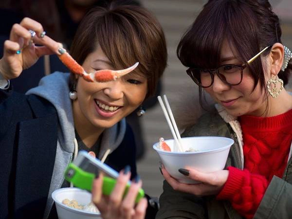 Ở khu ngoài trời, du khách có thể thưởng thức đủ món hải sản, từ chân cua tới cá nướng. Ở khu ngoài trời, du khách có thể thưởng thức đủ món hải sản, từ chân cua tới cá nướng.