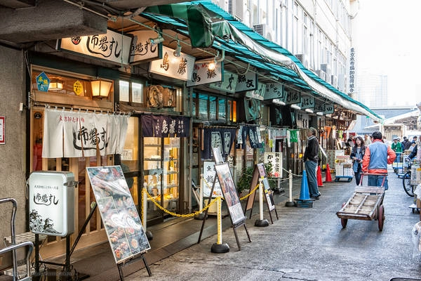 Chợ cá Tsukiji có nhiều cửa hàng ăn uống nổi tiếng với những món ăn ngon, bắt mắt. Ảnh: martinbaileyphotography.com Chợ cá Tsukiji có nhiều cửa hàng ăn uống nổi tiếng với những món ăn ngon, bắt mắt. Ảnh: martinbaileyphotography.com