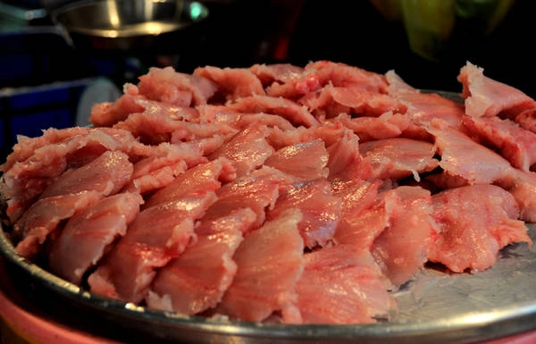 Cá thác lác được nạo thành phẩm. Đây là nguyên liệu làm món chả rất ngon với giá khoảng 180.000 đồng một kg.