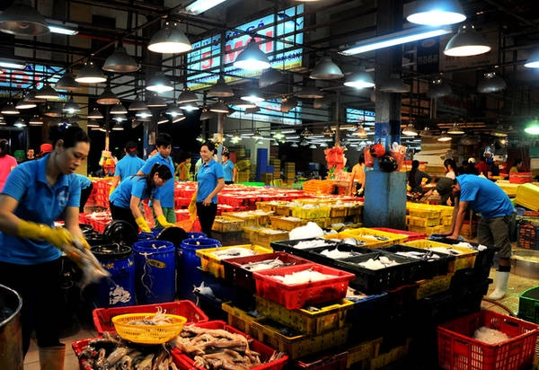 Người đến mua tại chợ tấp nập cả đêm cho đến tận sáng rồi nhanh chóng đưa hàng về chợ để kịp buôn bán. Khu kinh doanh thủy hải sản Bình Điền được dọn vệ sinh và đóng cửa nghỉ lúc 6h.