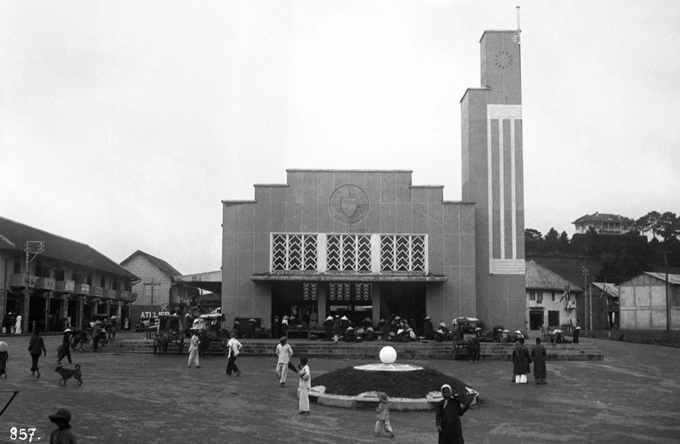 Chợ trung tâm Đà Lạt được xây dựng vào năm 1929. Đây không chỉ là một trung tâm buôn bán sầm uất mà còn là một di tích lịch sử quan trọng của thành phố này. Ảnh chụp năm 1938 cho thấy khu chợ lúc này khang trang và chưa đông đúc. Ảnh: Flickr.