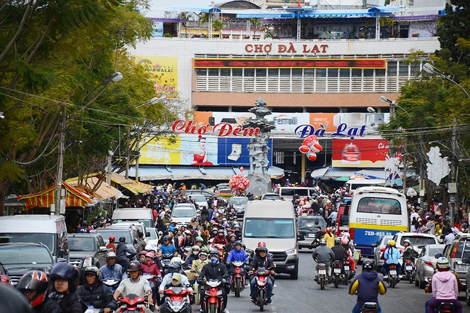 Đến nay, chợ Đà Lạt trở thành điểm dừng chân quen thuộc của du khách mỗi khi có dịp ghé thành phố. Chợ hiện lâm vào tình trạng quá tải, đặc biệt là các vấn đề về trật tự và an toàn vệ sinh, môi trường. Sáng 27/3, Chủ tịch Lâm Đồng đã có buổi hợp chỉ đạo chấn chỉnh chợ đêm Đà Lạt nhằm phục vụ du khách ngày một tốt hơn. Ảnh: Di Vỹ.