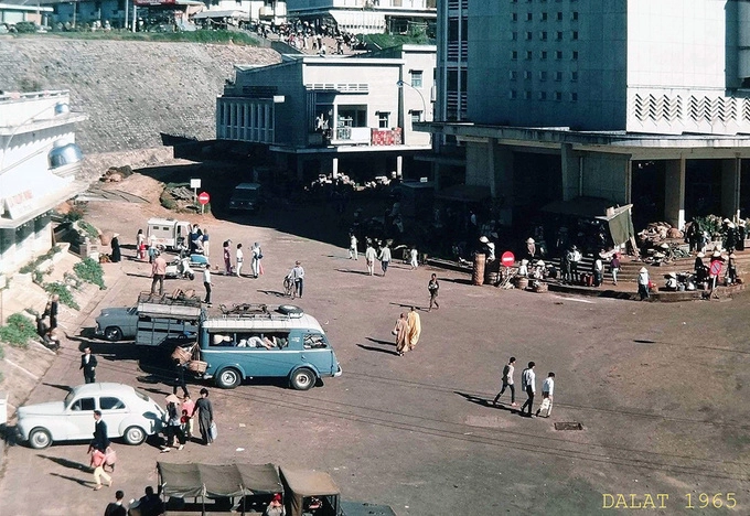 Chợ vào năm 1965 đã bắt đầu tấp nập người mua bán hơn nhưng quang cảnh còn hoang vu, ít cây cối. Ảnh: Flickr.
