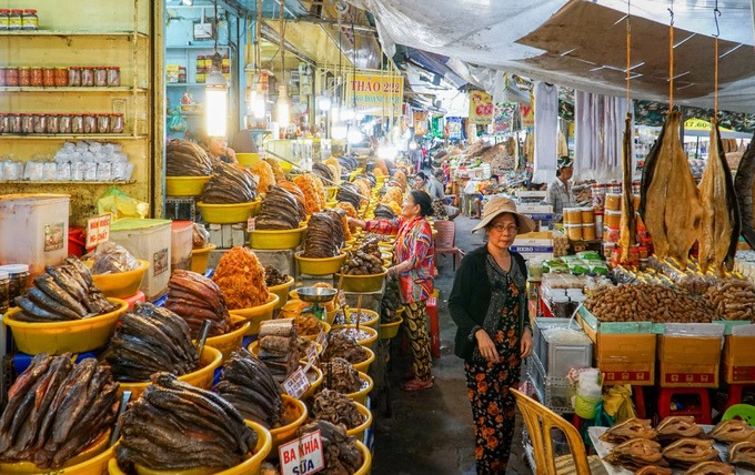 Bên trong chợ chia thành nhiều khu tách biệt, nổi bật là khu bán mắm chiếm hơn nửa diện tích chợ. Tại đây có hàng trăm sạp hàng dành để bán các loại mắm làm từ cá, ba khía, tôm...