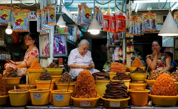 Các loại mắm được đặt trong thau, lọ và sắp xếp trên cao, bài trí gọn gàng.  "Nghề làm mắm ở đây có hơn 100 năm rồi. Vào mùa lũ, cá tôm nhiều nên người dân dành ướp làm mắm, phơi khô. Cá nào cũng có thể làm mắm", chị Tư Thảo, tiểu thương ở chợ, nói.