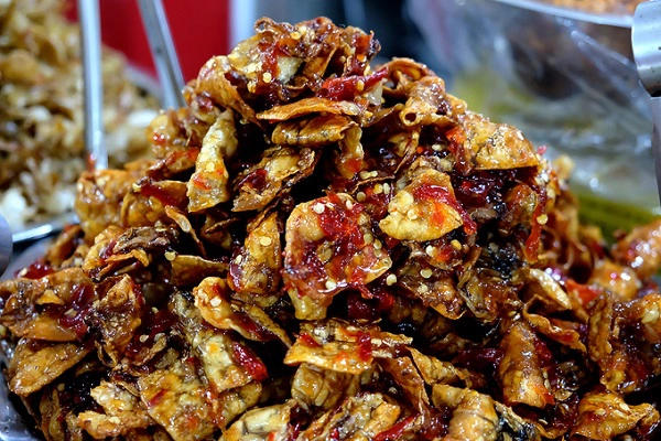 Chợ bày bán nhiều nhất là khô cá mai đã tẩm ướp và mực rim me. Món ăn nặng mùi nhưng ăn vào một miếng là chỉ muốn tiếp miếng thứ hai bởi vị cay của ớt, vị chua của me, vị mặn của nước mắm hòa lẫn rất vừa miệng.