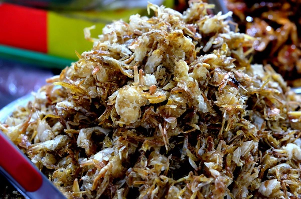 Ghẹ sữa là một trong những đặc sản Nha Trang được nhiều người ưa thích. Ghẹ ở đây được làm sạch, tách bỏ vỏ cứng, ướp tẩm gia vị rồi mang đi rang đến khi giòn tan. Món này sau khi mua có thể ăn ngay.