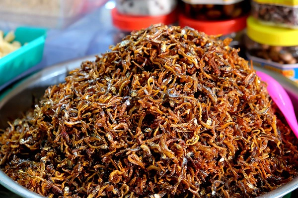 Cá cơm mờm hay cá mờm là loại cá nhỏ nhất trong các loại cá cơm. Loại cá này được đánh bắt từ tháng 4 đến tháng 8, con nhỏ nhưng cơm mờm chế biến có giá đắt hơn các loại cá cơm còn lại. Khô cá mờm tẩm gia vị ăn thường ăn kèm cháo trắng.