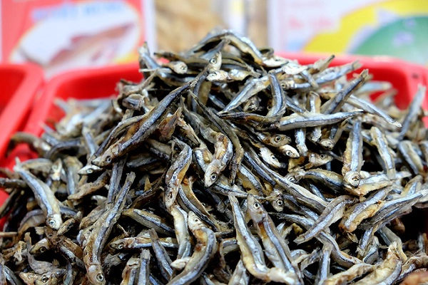  Trên ảnh là khô cá cơm chưa qua chế biến. Đây là loại khô bình dân được bán nhiều nhất chợ.
