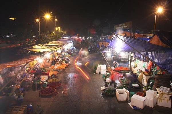 Chợ Long Biên thuộc quận Ba Đình, Hà Nội, nằm dưới gầm cầu Long Biên, phía sau đường Trần Nhật Duật. Trên diện tích 27.148m2, chợ bán đủ các mặt hàng và được chia thành từng khu riêng biệt như: thủy sản; thực phẩm gia súc, gia cầm; rau củ; hoa quả…. Chợ Long Biên thuộc quận Ba Đình, Hà Nội, nằm dưới gầm cầu Long Biên, phía sau đường Trần Nhật Duật. Trên diện tích 27.148m2, chợ bán đủ các mặt hàng và được chia thành từng khu riêng biệt như: thủy sản; thực phẩm gia súc, gia cầm; rau củ; hoa quả….