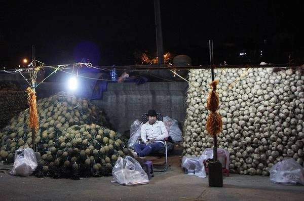 Chợ được biết đến nhiều nhất là một khu chợ trời bán buôn các loại hoa quả, đặc biệt là vào ban đêm. Chợ được biết đến nhiều nhất là một khu chợ trời bán buôn các loại hoa quả, đặc biệt là vào ban đêm.