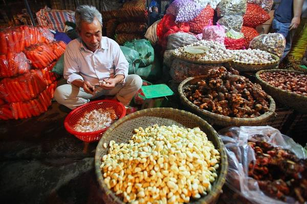 Chợ đầu mối Long Biên hội tụ hàng nông sản từ khắp nơi trong cả nước. Các gian hàng bán buôn và bán lẻ với số lượng lớn. Chợ đầu mối Long Biên hội tụ hàng nông sản từ khắp nơi trong cả nước. Các gian hàng bán buôn và bán lẻ với số lượng lớn.