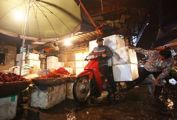 Lái buôn từ các tỉnh lân cận như Vĩnh Phúc, Bắc Giang, Bắc Ninh,...có mặt từ sớm để thu mua nông sản. Thời điểm buôn bán nhộn nhịp nhất là từ 0h đến 2h sáng. Lái buôn từ các tỉnh lân cận như Vĩnh Phúc, Bắc Giang, Bắc Ninh,...có mặt từ sớm để thu mua nông sản. Thời điểm buôn bán nhộn nhịp nhất là từ 0h đến 2h sáng.