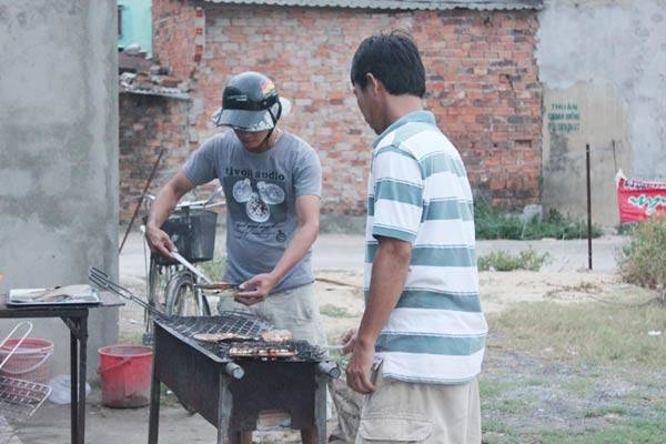 Không khó để thấy cảnh dân nhậu vào tận bếp phụ nướng với ông chủ cho nhanh có mồi