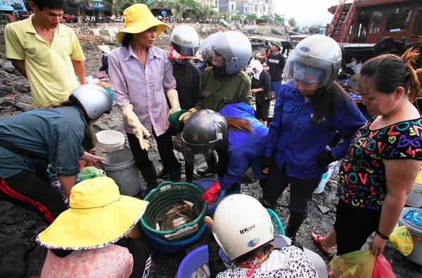 Giao dịch mua bán diễn ra rất nhanh để lái buôn chủ động thời gian trung chuyển hàng hóa đi các tỉnh thành. Giao dịch mua bán diễn ra rất nhanh để lái buôn chủ động thời gian trung chuyển hàng hóa đi các tỉnh thành.