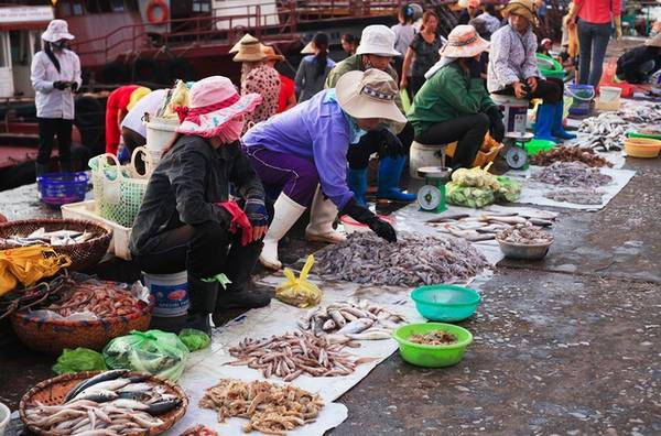 Hai bên khu vực cầu cảng, những đại lý nhỏ được bán lẻ phục vụ khách du lịch và người dân trong vùng. Hai bên khu vực cầu cảng, những đại lý nhỏ được bán lẻ phục vụ khách du lịch và người dân trong vùng.