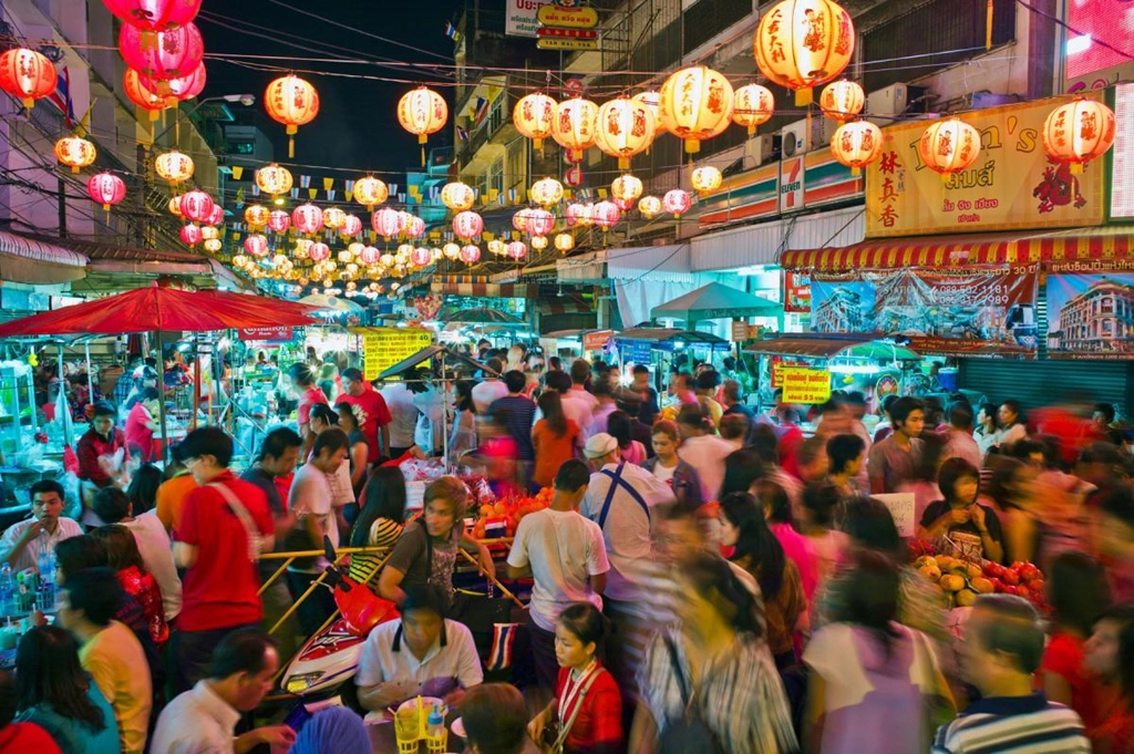 Mọi người đến đây với mục đích mua hàng giá rẻ. Du khách dễ dàng tìm thấy đủ loại hàng hóa khác nhau từ đồ điện tử, gia dụng đến quần áo, giày dép và cả thuốc chữa bệnh, thảo dược. Tuy nhiên, bạn nên cẩn thận tìm hiểu, kiểm tra thông tin và chất lượng sản phẩm trước khi quyết định mua. Ảnh: World Nest.