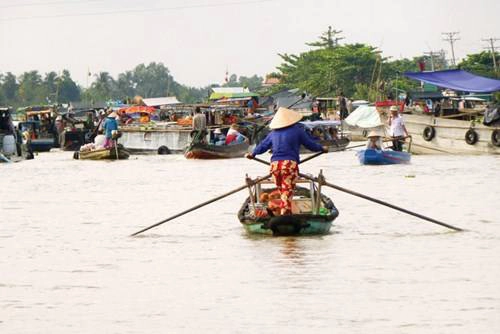 Cây bẹo trên mui ghe treo những mặt hàng mà ghe này đang bán