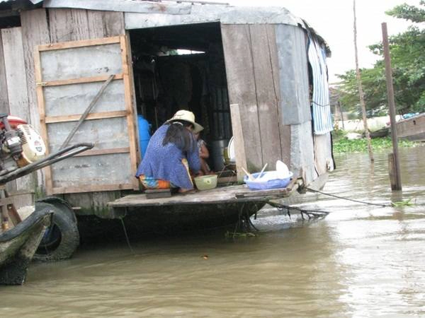 Một gia đình sống trên thuyền.