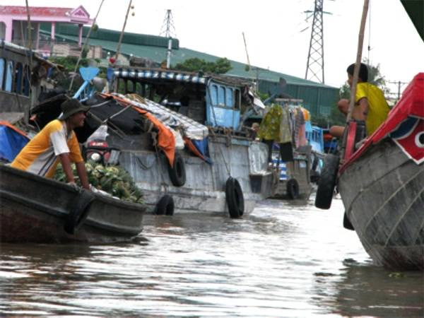 Anh Thành (trái) trò chuyện cùng bạn thuyền.