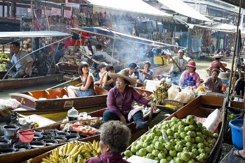 Những khu chợ nổi, nơi mọi loại hàng hóa đều được mua bán trên thuyền, là địa điểm giao thương của nhiều quốc gia ở Đông Nam Á như Thái Lan, Việt Nam... Hình thức này xuất phát từ một thời gian các phương tiện giao thông trên sông nước đóng vai trò quan trọng trong đời sống thường ngày.