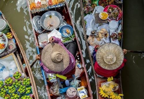Tất cả những nước này đều nằm ở vùng đất thấp với nhiều sông nước, có biển đảo. Thuộc vùng có khí hậu nhiệt đới, khu vực này từng chủ yếu là rừng rậm. Nơi con người tới sống là vùng gần kề với các dòng sông, họ sử dụng thuyền để di chuyển nhiều hơn và không muốn làm đường xuyên rừng. Mặc dù hiện nay hệ thống đường sá có thể kết nối tới hầu hết các thành phố, thị trấn, thuyền bè vẫn được nông dân dùng để đi lại và làm nơi mua bán.