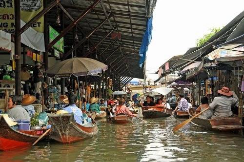 Những người nông dân mang sản vật của họ tới chợ bằng thuyền và bán cho thương lái địa phương ngay trên thuyền, nên không cần phải mở cửa hàng ở các bến tàu. Họ có thể bán hàng và trở về nhà nhanh hơn. Thương lái mua hàng xong thì bán lại cho các hàng quán trong vùng. Ngoài ra, chợ nổi cũng là một điểm thu hút du khách.