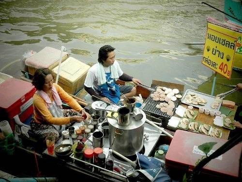 Chợ nổi Amphawa thuộc quận Amphawa, cách Bangkok 72 km, không rộng bằng chợ Damneon Saduak nhưng vẫn thu hút đông đảo du khách, chủ yếu là người Thái Lan. Đó là khu chợ mở buổi tối, tuy vậy bạn vẫn thấy nhiều hàng mở vào buổi trưa. Quanh thủ đô Bangkok bạn còn có thể tìm thấy chợ nổi Wat Sai, cách 10 km, chợ Bang Phli được thành lập từ 150 năm trước hay chợ Taling Chan...