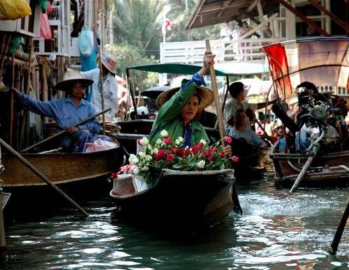 Quanh thủ đô Bangkok bạn còn có thể tìm thấy chợ nổi Wat Sai cách 10 km, chợ Bang Phli được thành lập từ 150 năm trước hay chợ Taling Chan...